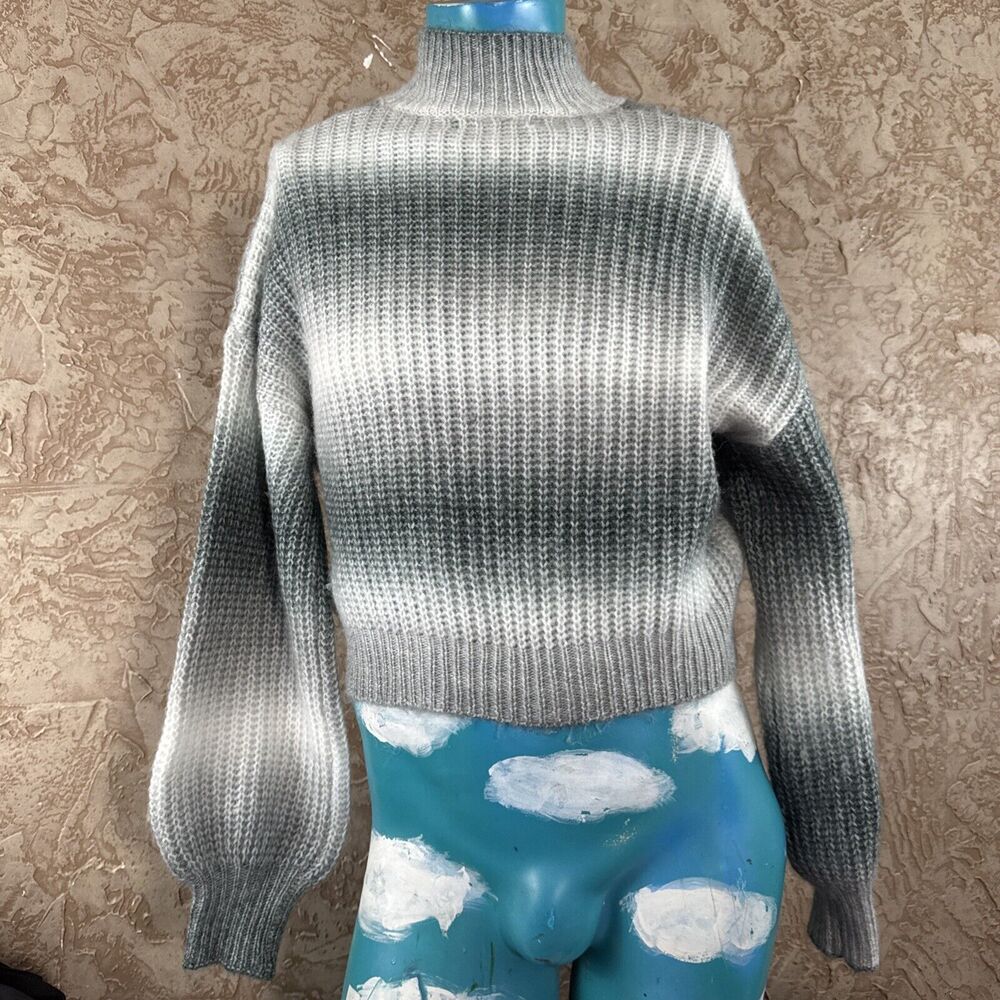 Vigoss Sweater Medium Gray White Ombre Knit Mock Neck Cropped 80% Acrylic Blend